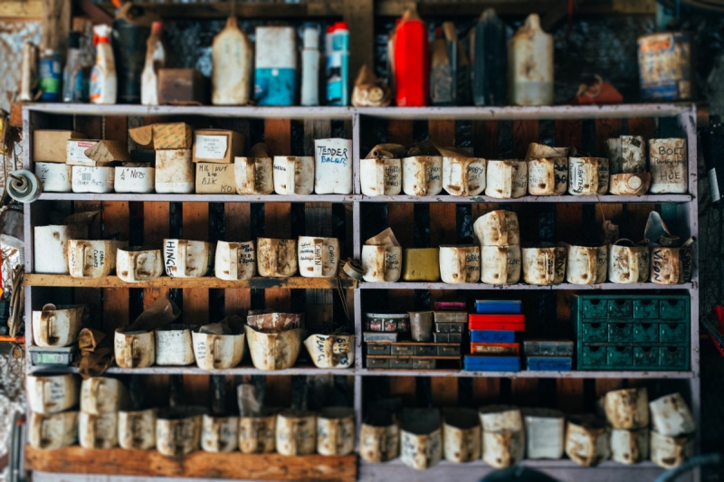 vente-MOUANS SARTOUX-min_shelf_garage_dirty_collection_grunge-1178