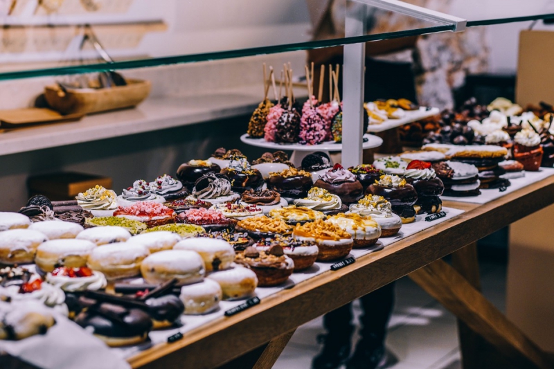 vente-MOUANS SARTOUX-min_shop_dessert_pastry_bakery_counter-184398